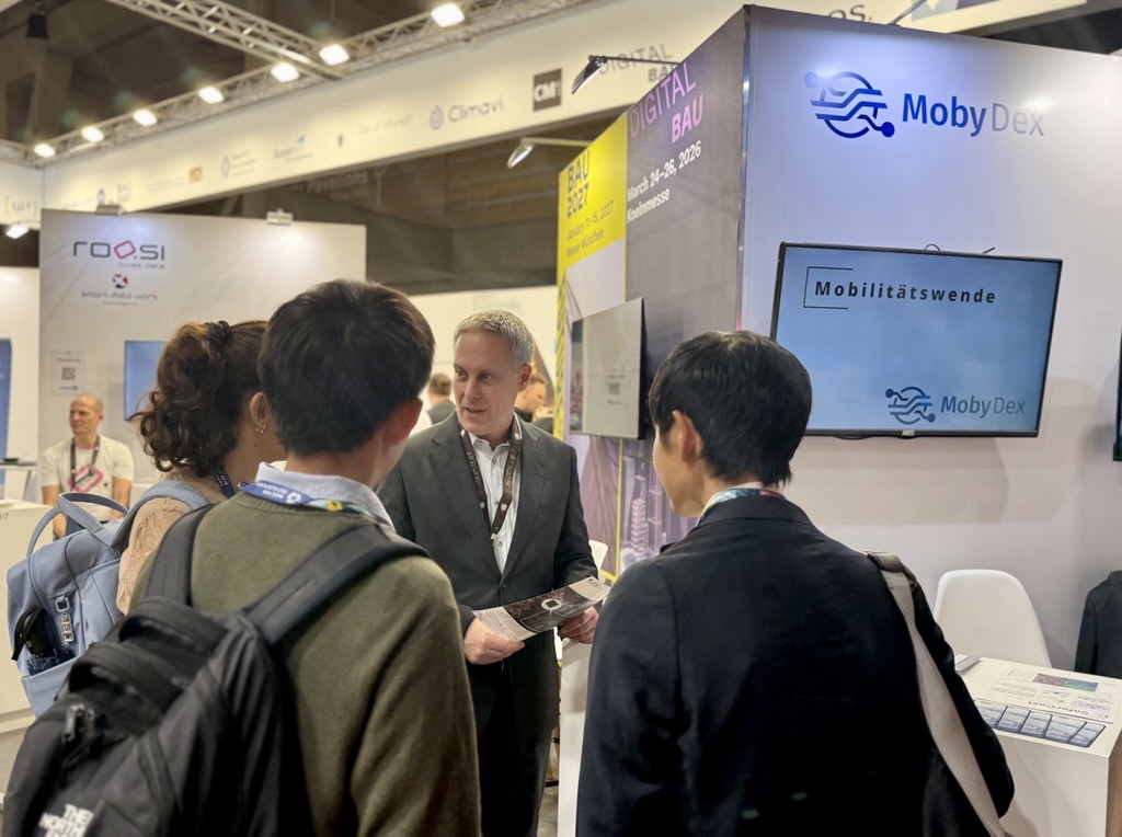 Richard Wacker presenting Moby Dex.